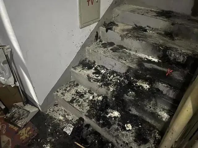 楼道凌晨突发火灾,你身边谁有这个习惯? 楼道凌晨突发火灾,你身边谁有这个习惯?