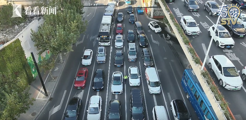 一天“抓包”40多起，上海一路口在车圈火了！只因司机这个动作……