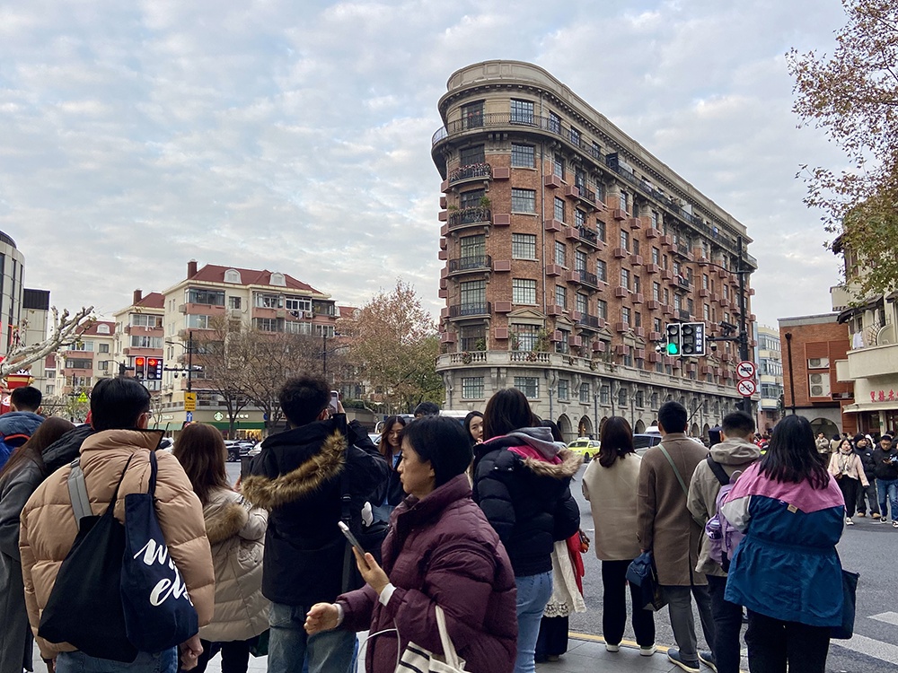 魔都有点“热”|外国游客涌入上海,天际线、梧桐区、火锅烧烤都要打卡 魔都有点“热”|外国游客涌入上海,天际线、梧桐区、火锅烧烤都要打卡