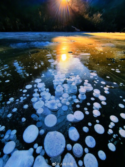 可爱！湖面冻出可爱冰泡泡