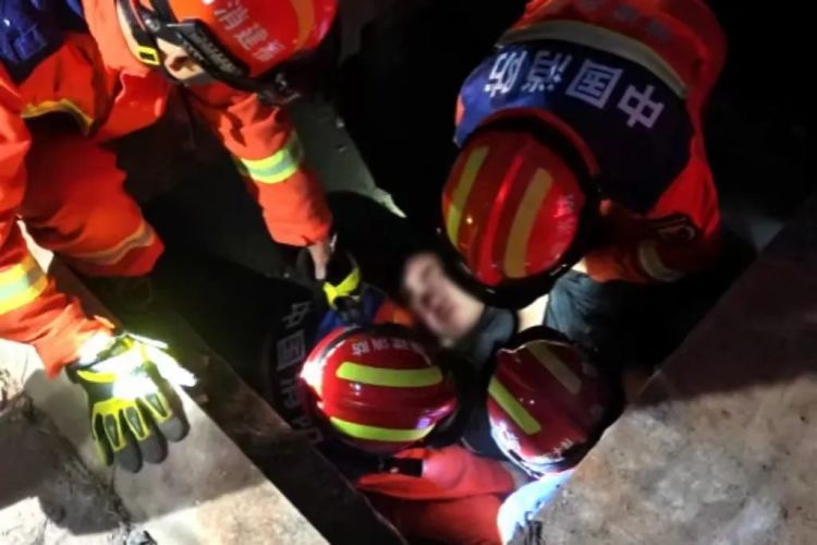 回错家啦！男子酒后钻进排水管道呼呼大睡，消防救援