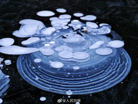 可爱！湖面冻出可爱冰泡泡