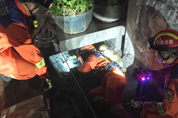 回错家啦！男子酒后钻进排水管道呼呼大睡，消防救援