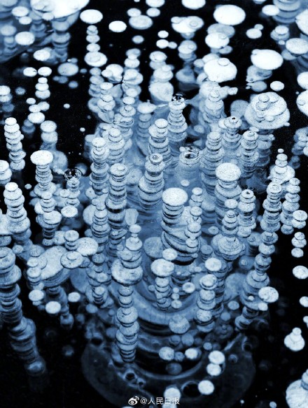 可爱！湖面冻出可爱冰泡泡