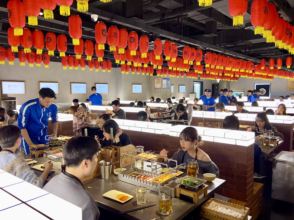 魔都有点“热”|外国游客涌入上海,天际线、梧桐区、火锅烧烤都要打卡 魔都有点“热”|外国游客涌入上海,天际线、梧桐区、火锅烧烤都要打卡