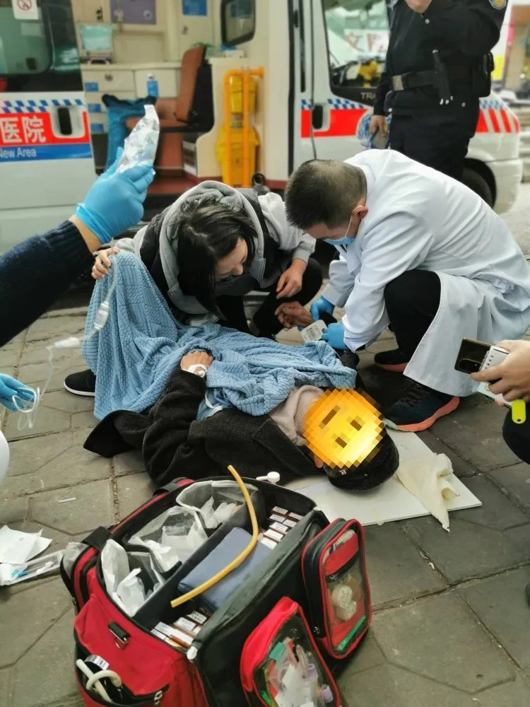 黄金4分钟！危急时刻，又是重庆姑娘出手救人，为她点赞！