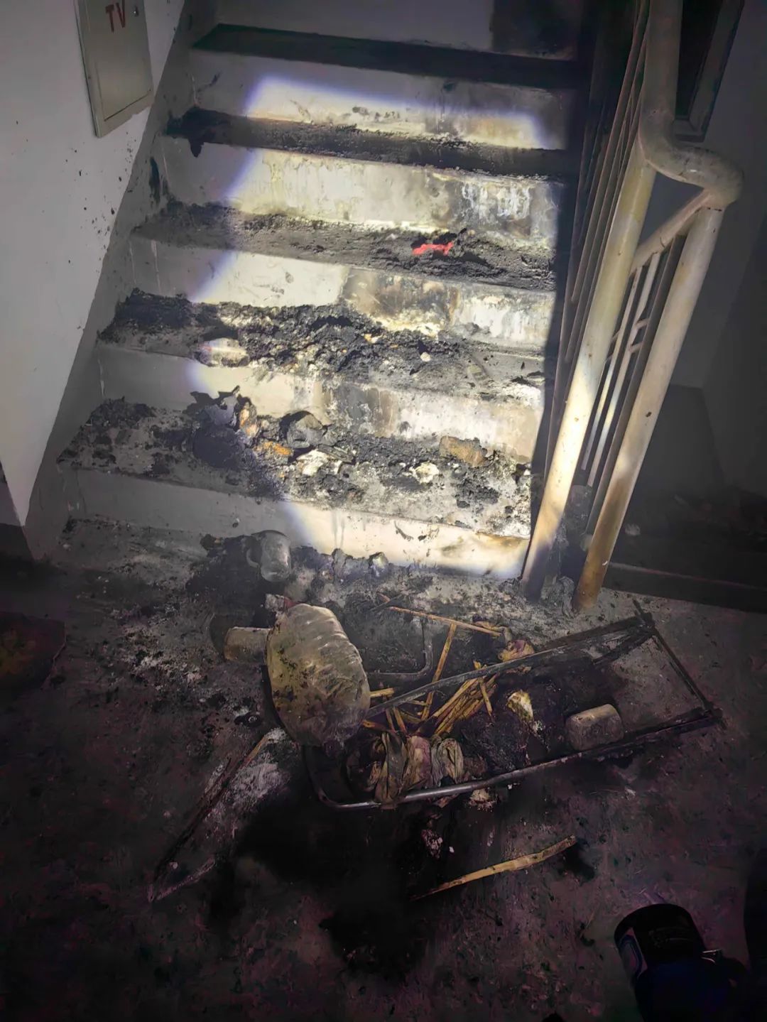 一小区住宅起火,“凶手”竟在楼道里...... 一小区住宅起火,“凶手”竟在楼道里......