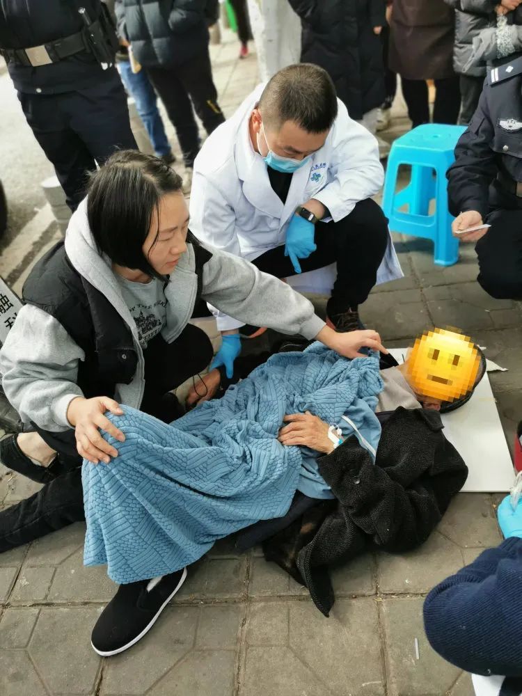 黄金4分钟！危急时刻，又是重庆姑娘出手救人，为她点赞！