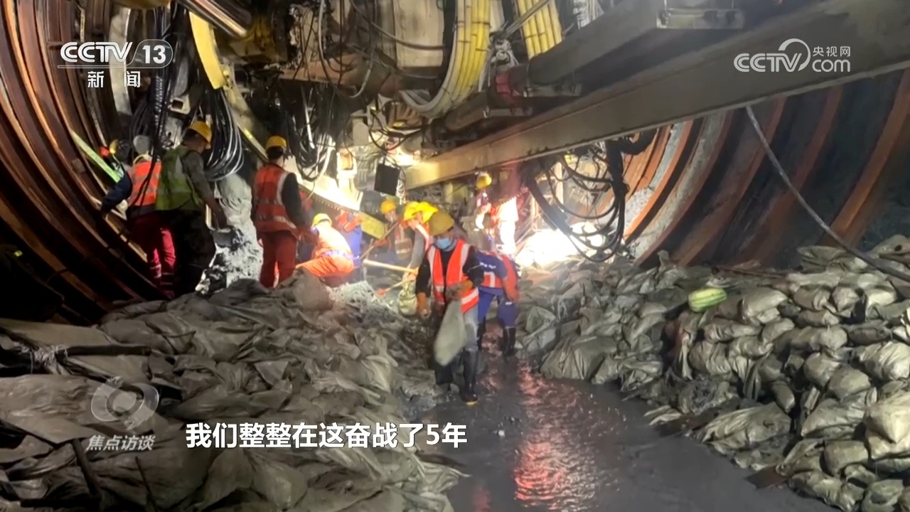 世界最长高速公路隧道！揭秘天山胜利隧道贯通背后故事