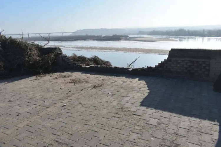 内蒙古一女子停车时动作失误，车辆直冲向黄河......