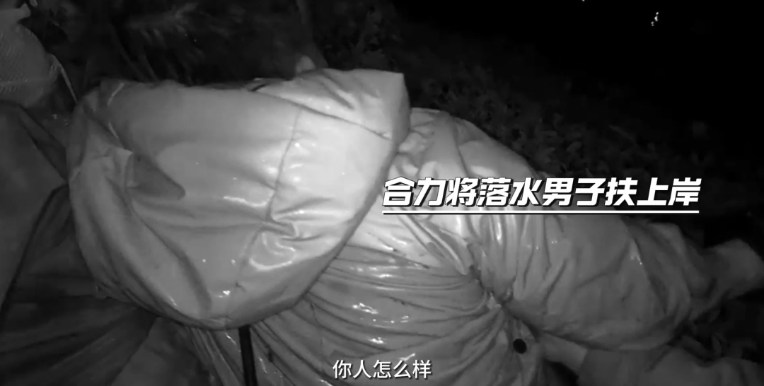 寒冬里,男子为何一跃入河?这一幕太及时了→ 寒冬里,男子为何一跃入河?这一幕太及时了→