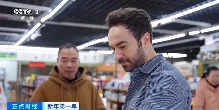 西班牙火腿、法国红酒……“洋年货”受欢迎 义乌市场新年接单忙 西班牙火腿、法国红酒……“洋年货”受欢迎 义乌市场新年接单忙