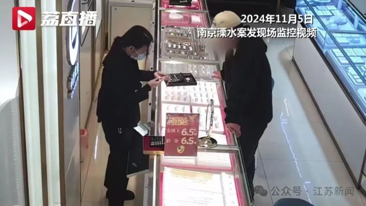 男子买3条大金链,竟掏出28张付款码!当场被带走…… 男子买3条大金链,竟掏出28张付款码!当场被带走……