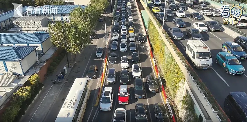 堪称上海“最严路口”!一抓一个准?交警一天最多能开40多张罚单,有司机还想抵赖 堪称上海“最严路口”!一抓一个准?交警一天最多能开40多张罚单,有司机还想抵赖