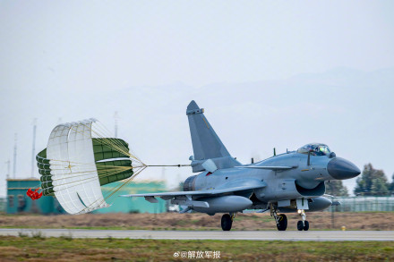 升空！看空军战机加力起飞