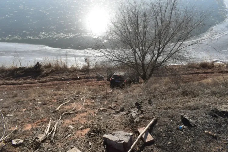 内蒙古一女子停车时动作失误，车辆直冲向黄河......