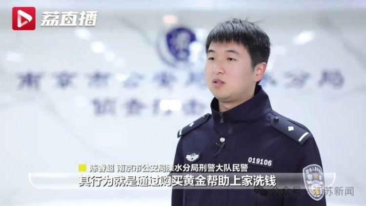 男子买3条大金链,竟掏出28张付款码!当场被带走…… 男子买3条大金链,竟掏出28张付款码!当场被带走……
