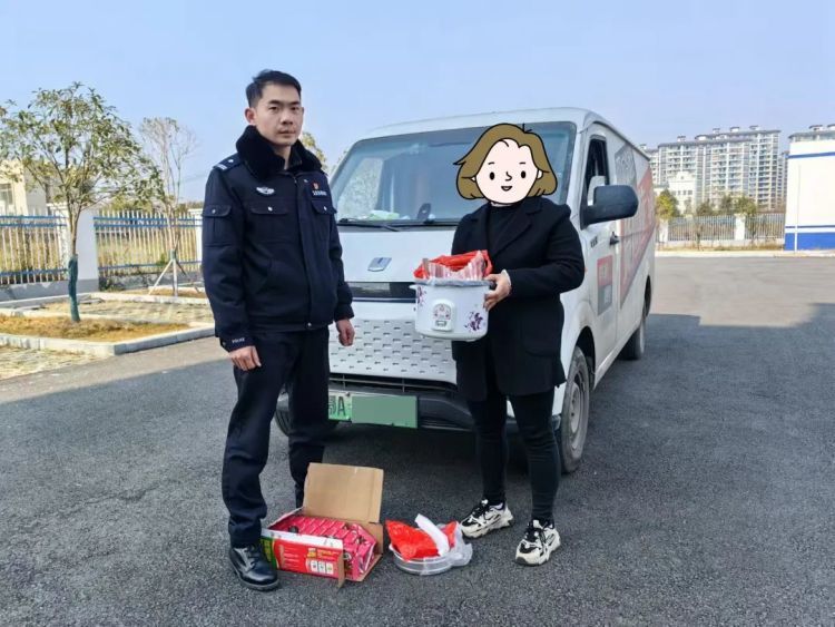 江西吉安县一派出所所长彭星:“15万元现金拦住了,大家回所吃饭!” 江西吉安县一派出所所长彭星:“15万元现金拦住了,大家回所吃饭!”