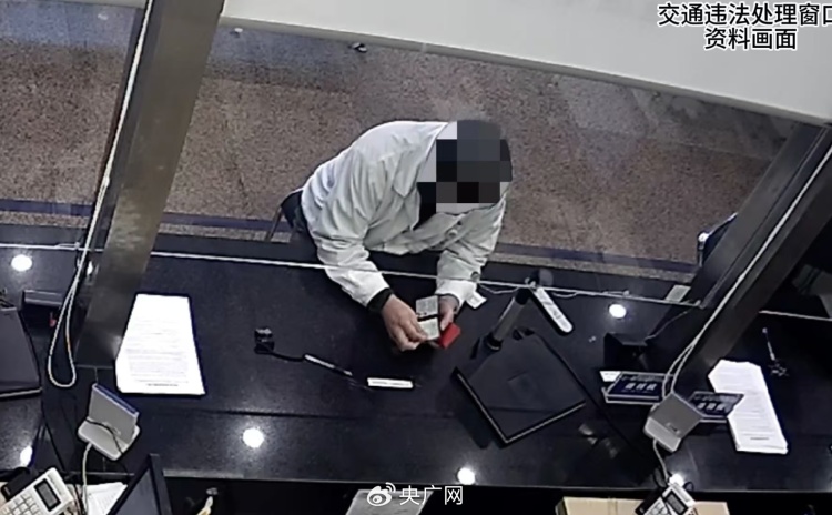 网络招揽驾照“买分卖分” 诈骗团伙让买卖双方都“偷鸡不成蚀把米” 网络招揽驾照“买分卖分” 诈骗团伙让买卖双方都“偷鸡不成蚀把米”
