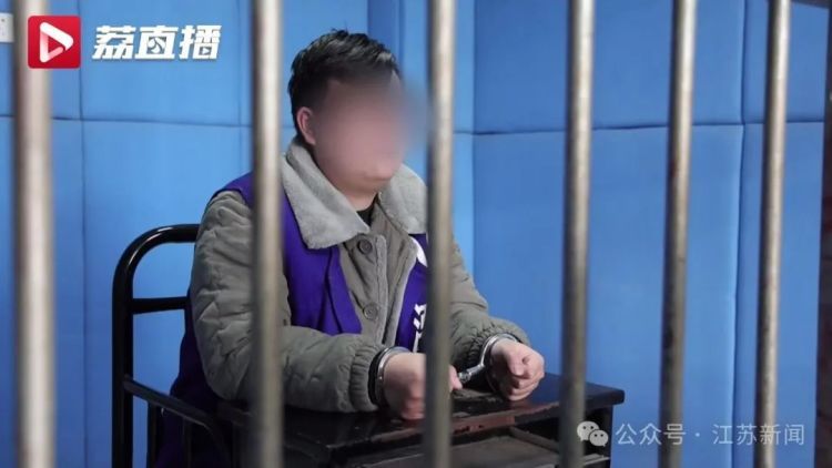 男子买3条大金链,竟掏出28张付款码!当场被带走…… 男子买3条大金链,竟掏出28张付款码!当场被带走……