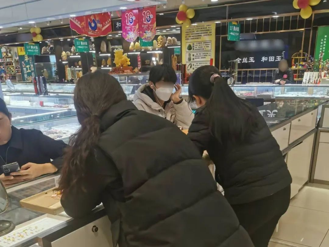 他买了37万元的黄金饰品，然后被抓了……