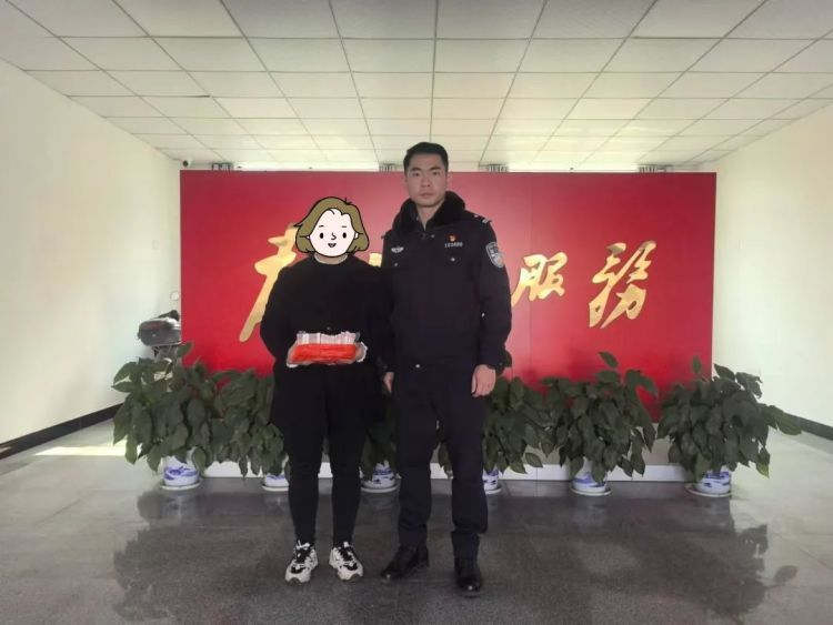 江西吉安县一派出所所长彭星:“15万元现金拦住了,大家回所吃饭!” 江西吉安县一派出所所长彭星:“15万元现金拦住了,大家回所吃饭!”