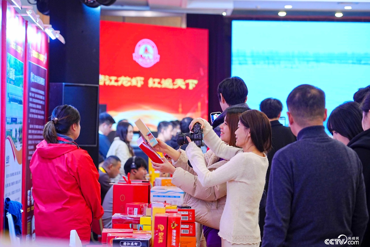 湖北潜江小龙虾“游”进大上海 湖北潜江小龙虾“游”进大上海