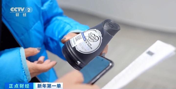 西班牙火腿、法国红酒……“洋年货”受欢迎 义乌市场新年接单忙 西班牙火腿、法国红酒……“洋年货”受欢迎 义乌市场新年接单忙