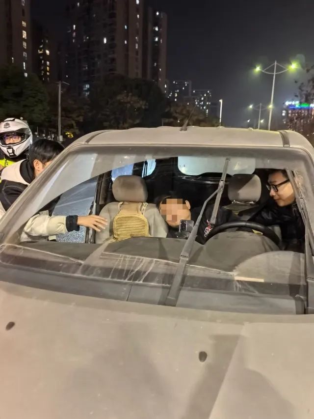 命大啊！杭州司机突发疾病，“110”“122”“120”竟接连出现！多亏了他们......