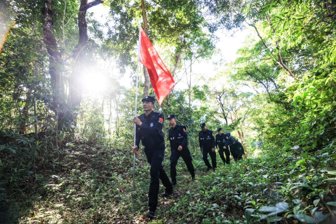 这顿饭，这位戍边辅警吃了一口就哭了……