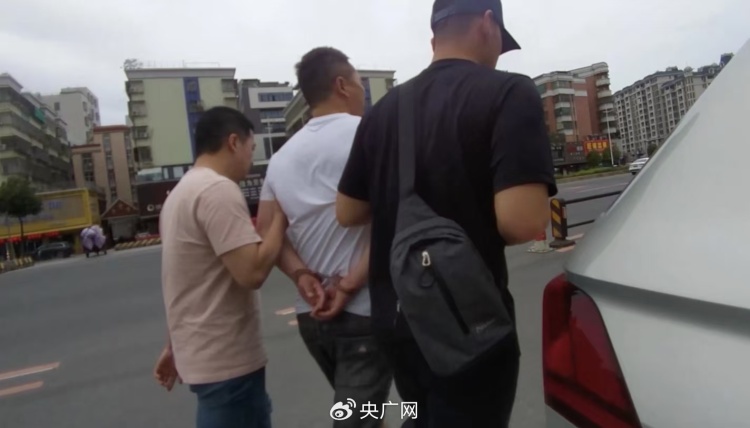 网络招揽驾照“买分卖分” 诈骗团伙让买卖双方都“偷鸡不成蚀把米” 网络招揽驾照“买分卖分” 诈骗团伙让买卖双方都“偷鸡不成蚀把米”
