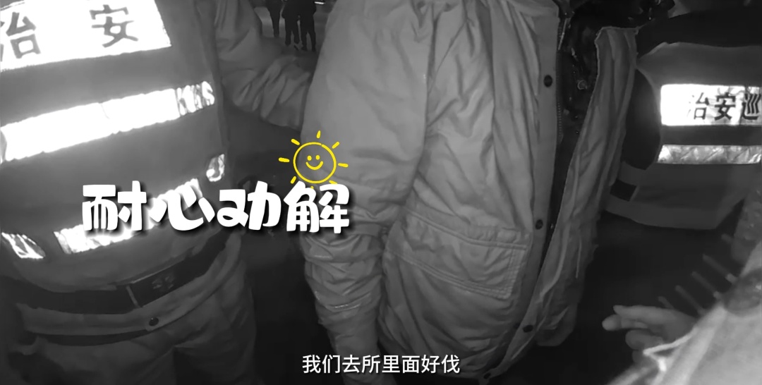 寒冬里,男子为何一跃入河?这一幕太及时了→ 寒冬里,男子为何一跃入河?这一幕太及时了→