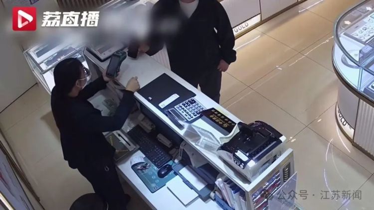 男子买3条大金链,竟掏出28张付款码!当场被带走…… 男子买3条大金链,竟掏出28张付款码!当场被带走……