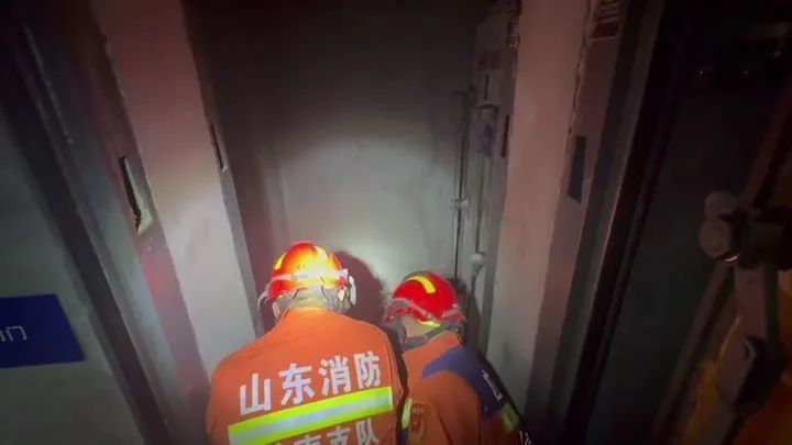 事发济南，女子意外坠井胳膊骨折，紧急救援