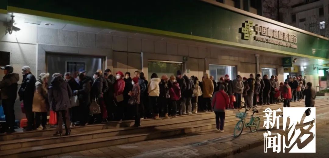 爆了！上海人昨晚彻夜排队，每个区都一样！有人傍晚就赶来...今年特抢手