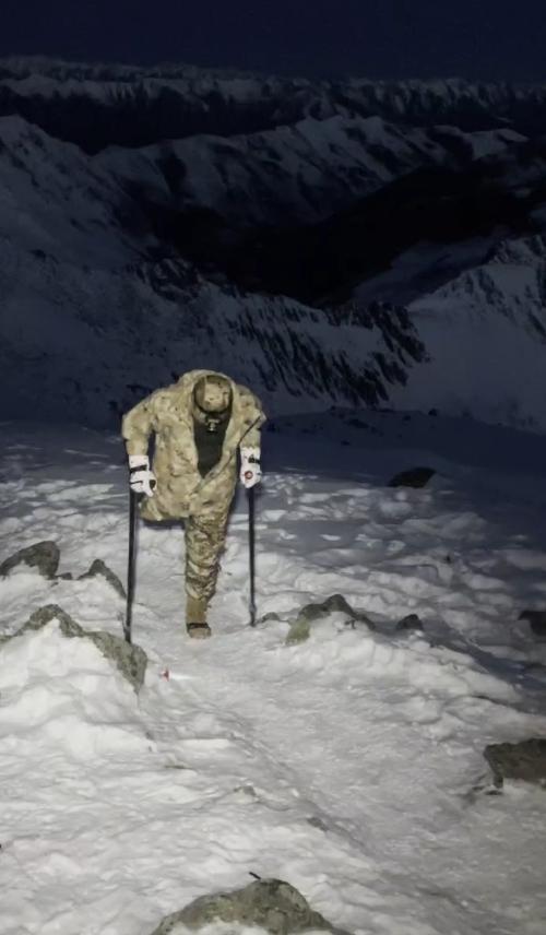 29岁小伙单腿登顶5200米雪山，梦指珠峰！