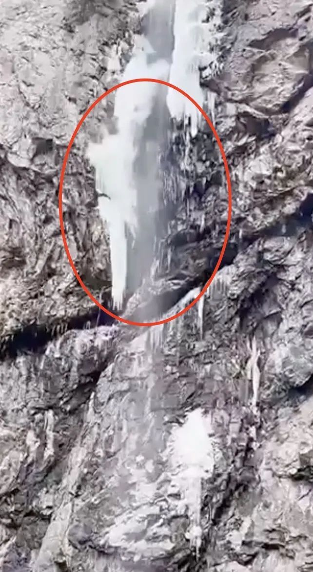 游客打卡西安黑石岔冰瀑遭遇冰挂坠落纷纷躲避，当地：有一人摔倒受伤，系封闭区域