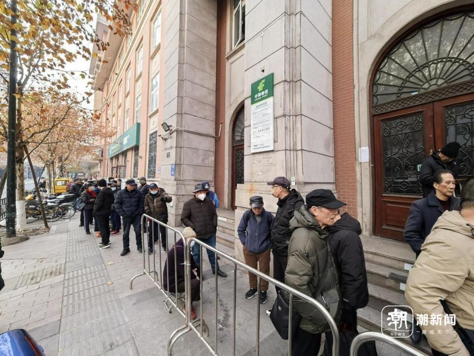 这种特种邮票一早开卖，大爷前天晚上就来排队：我带了棉被和两天的饭菜