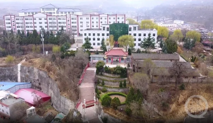 甘肃一中学校门前有百余级台阶引关注
