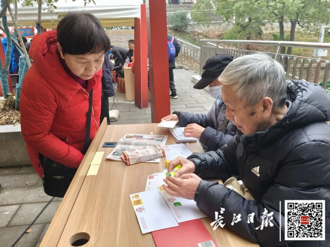 今天首发，不少武汉人冒着寒风来买