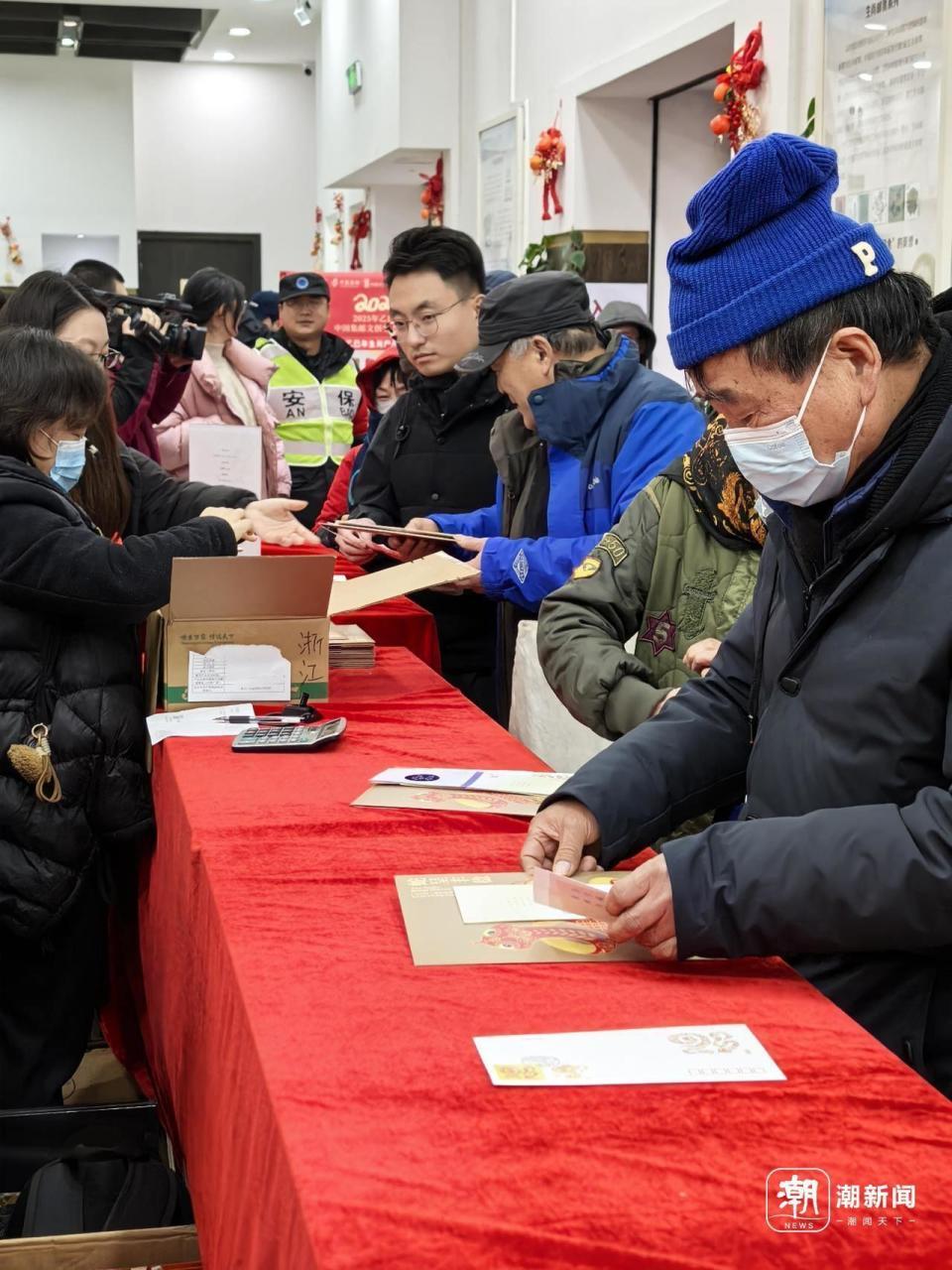 这种特种邮票一早开卖，大爷前天晚上就来排队：我带了棉被和两天的饭菜