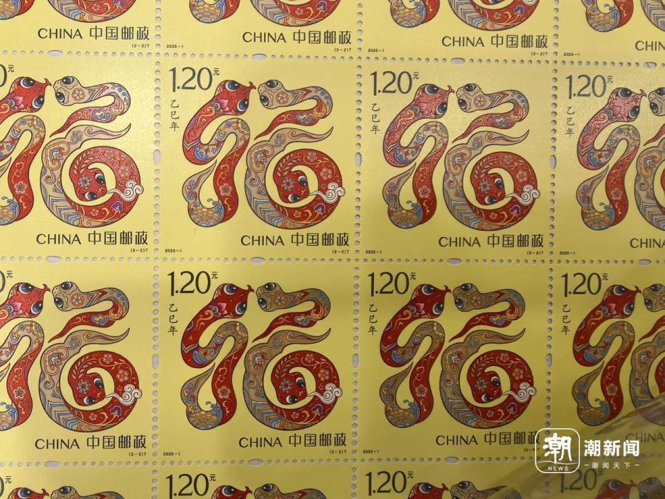 这种特种邮票一早开卖，大爷前天晚上就来排队：我带了棉被和两天的饭菜