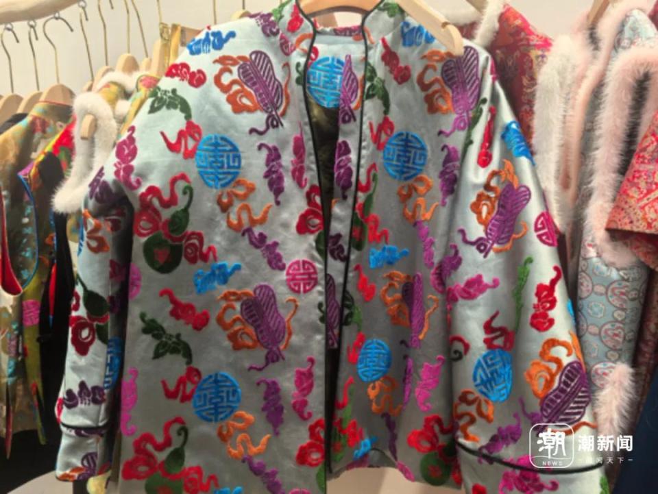 “新春战袍顶流”，这些明星都在穿！服装店老板：客户都是一次订几千件