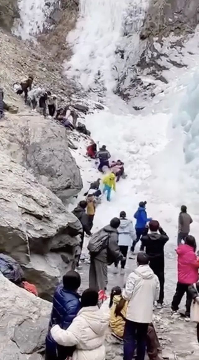 游客打卡西安黑石岔冰瀑遭遇冰挂坠落纷纷躲避，当地：有一人摔倒受伤，系封闭区域