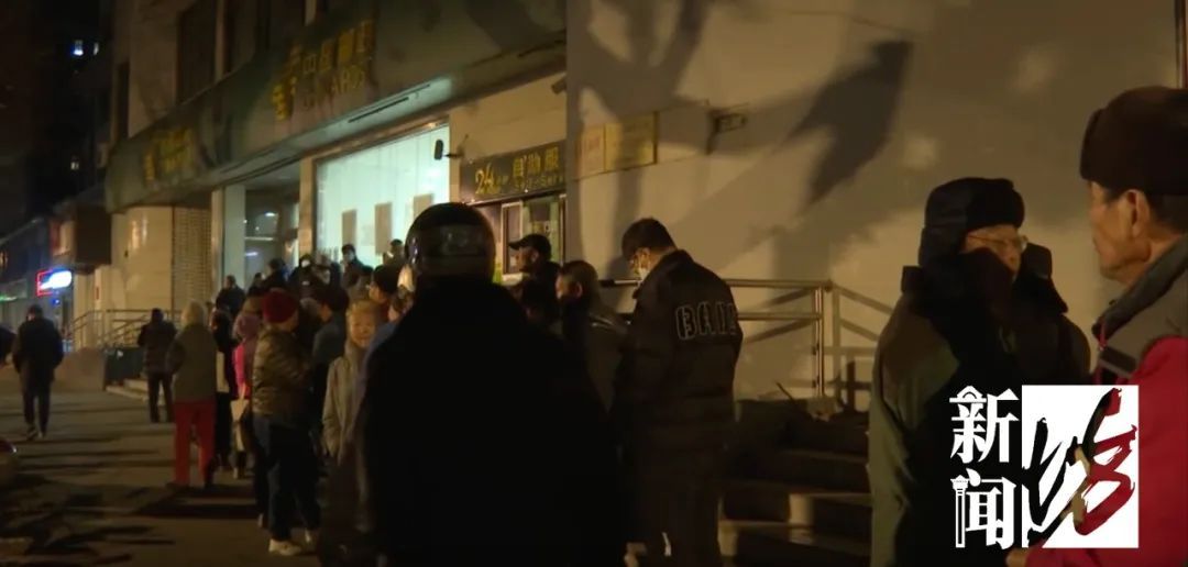 爆了！上海人昨晚彻夜排队，每个区都一样！有人傍晚就赶来...今年特抢手
