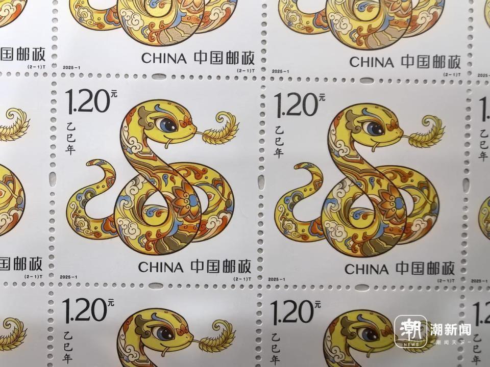 这种特种邮票一早开卖，大爷前天晚上就来排队：我带了棉被和两天的饭菜