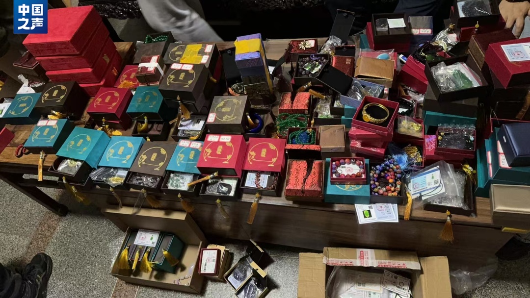 花几十万元买假藏品!什么直播间又在硬控老年人? 花几十万元买假藏品!什么直播间又在硬控老年人?