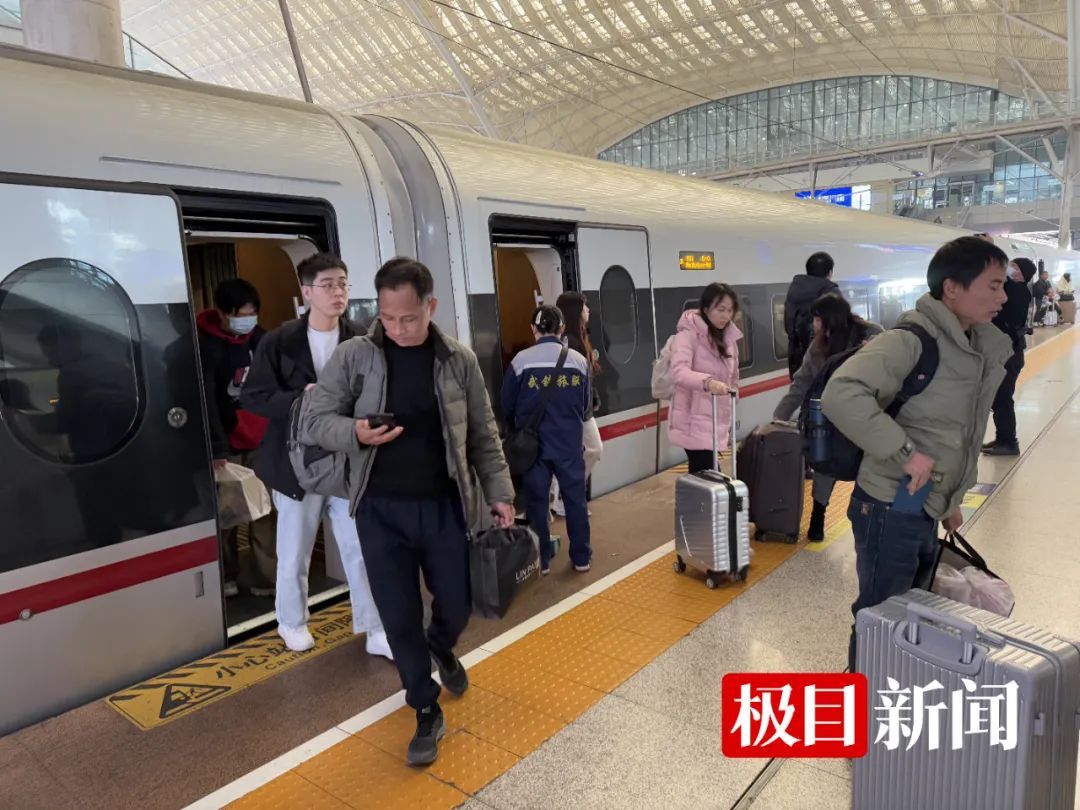 G872次列车,提前抵达武汉站 G872次列车,提前抵达武汉站