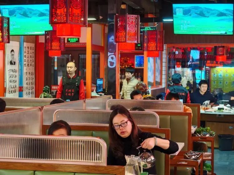 排长队的英雄火锅店，如今怎么样了？