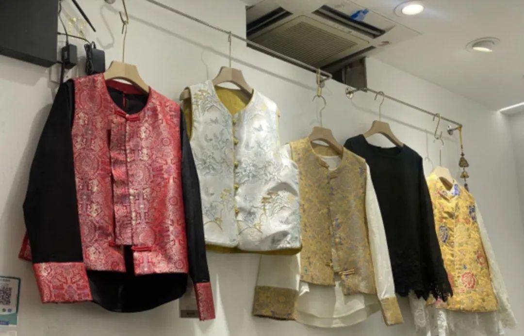 “新中式”爆火!店老板:订单满满当当已排到年后,不只年轻人喜欢 “新中式”爆火!店老板:订单满满当当已排到年后,不只年轻人喜欢